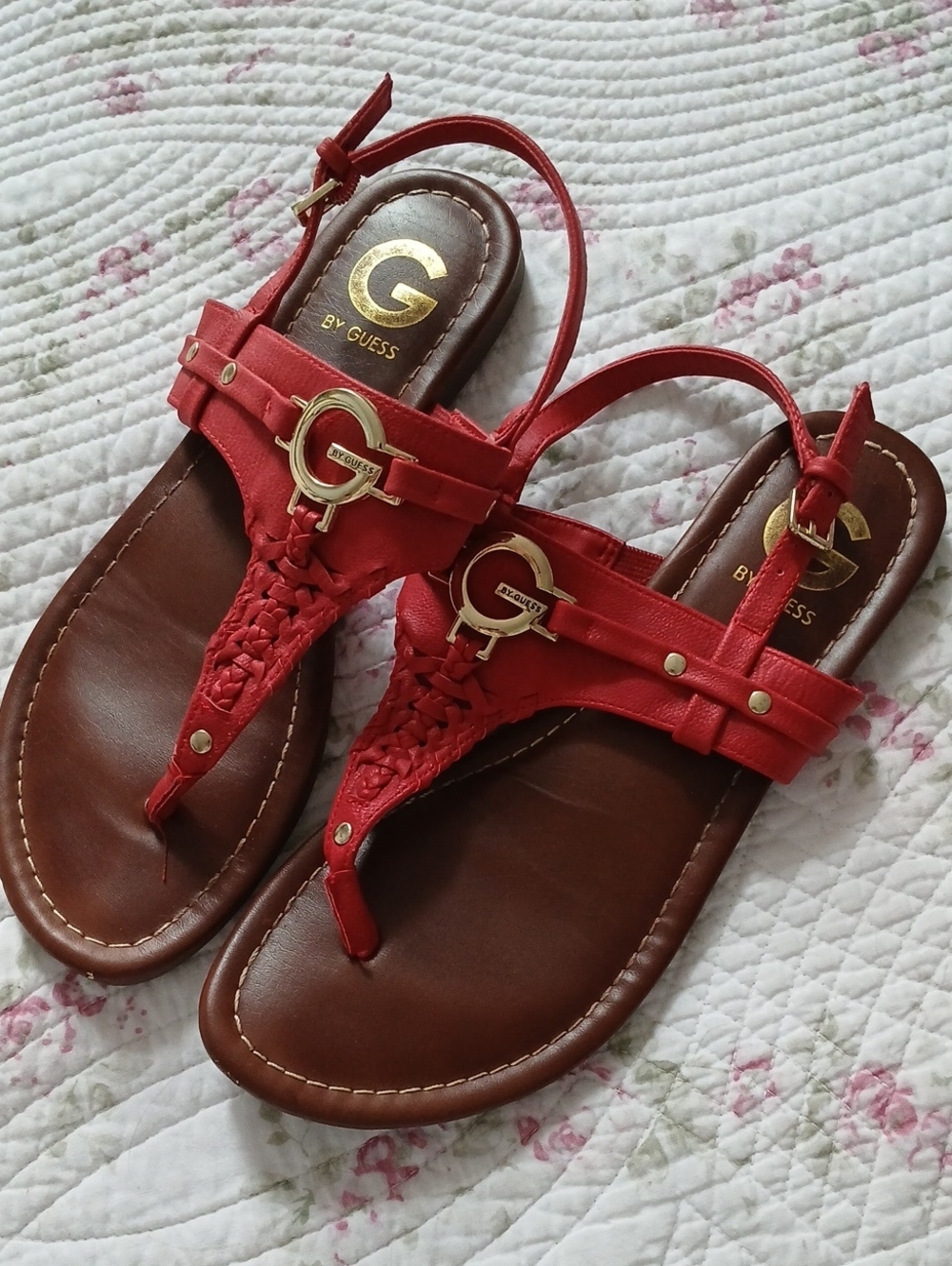 Sz. 7.5M GUESS Red Braided Thong Sandals with Gold Logo